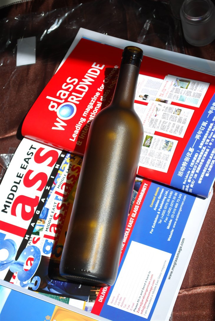 Garrafa de vinho de vidro com efeito de areia oleosa